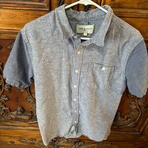 MODERN AMUSEMENT MENS CHAMBRAY LIGHT BLUE S/S BUTTON UP SHIRT SIZE LARGE USED.